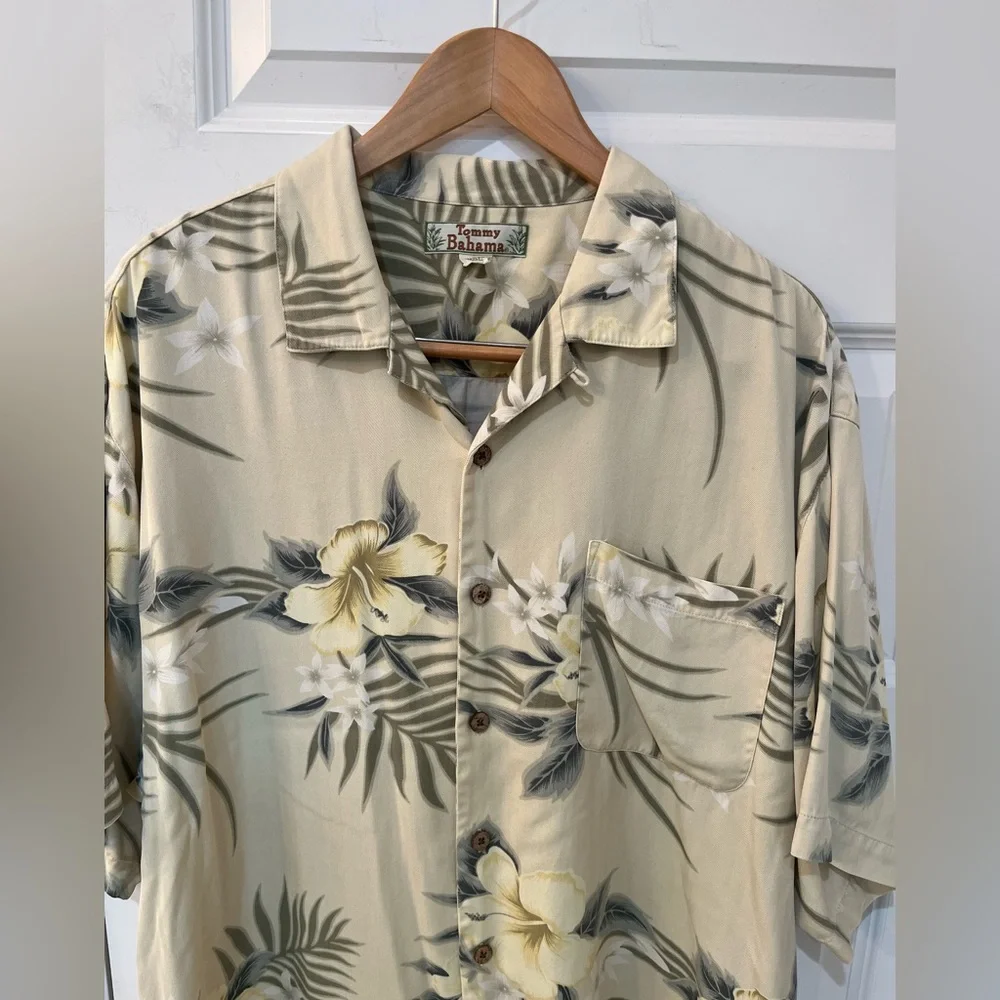 Tommy Bahama Men's XL Silk Hawaiian Shirt Floral Hibiscus Palm Leaf Camp Cream‎